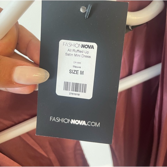 I'm selling this beautiful dress because Is it to small for me. The dress is new - Picture 3 of 5